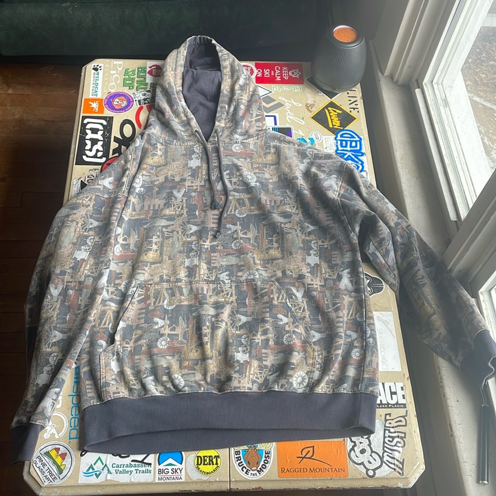 Tri mountain Oilfield Camo hoodie. Only worn a few times, good condition.